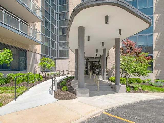 $135,700 | 4545 Wornall Road, Unit 208, Kansas City, MO 64111