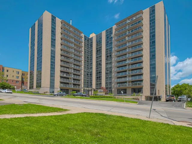$135,700 | 4545 Wornall Road, Unit 208, Kansas City, MO 64111