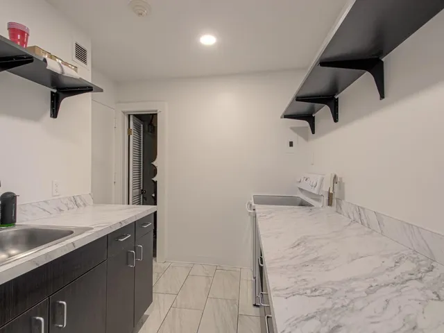 $135,700 | 4545 Wornall Road, Unit 208, Kansas City, MO 64111