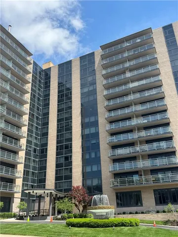 $135,700 | 4545 Wornall Road, Unit 208, Kansas City, MO 64111