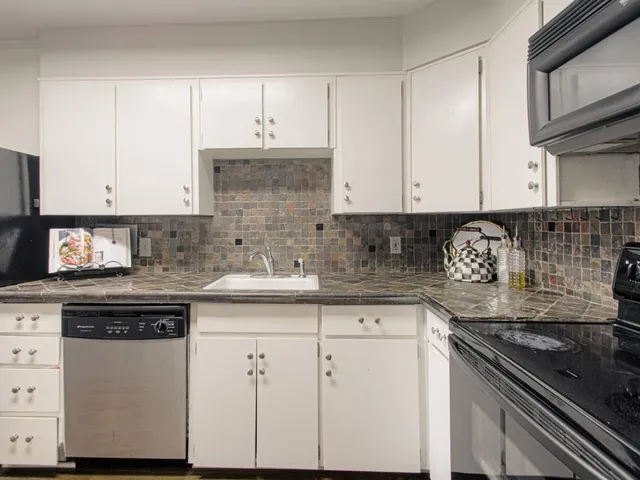 $135,700 | 4545 Wornall Road, Unit 208, Kansas City, MO 64111