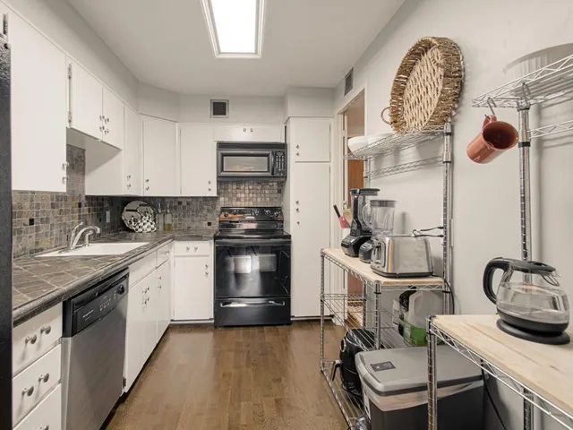 $135,700 | 4545 Wornall Road, Unit 208, Kansas City, MO 64111