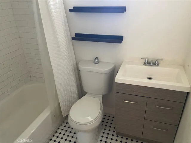 $1,950 | 1325 1/2 Douglas Street, Los Angeles, CA 90026