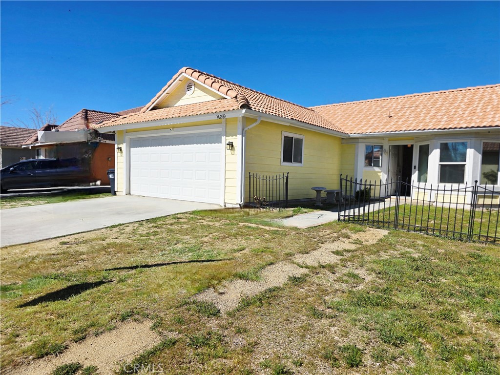 36839 Goldenview Way Palmdale, CA 93552 - Photo 20 of 20 a front view of a house with a yard