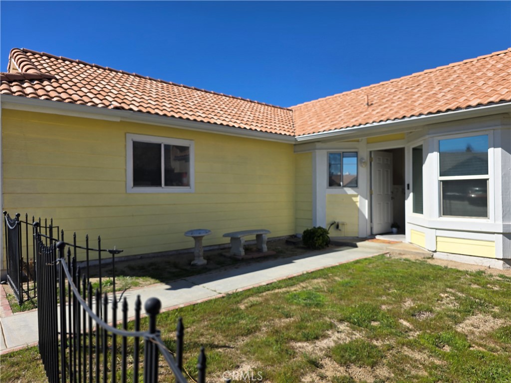 36839 Goldenview Way Palmdale, CA 93552 - Photo 6 of 20 a front view of a house with a yard