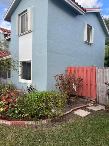 a view of a house with backyard and garden
