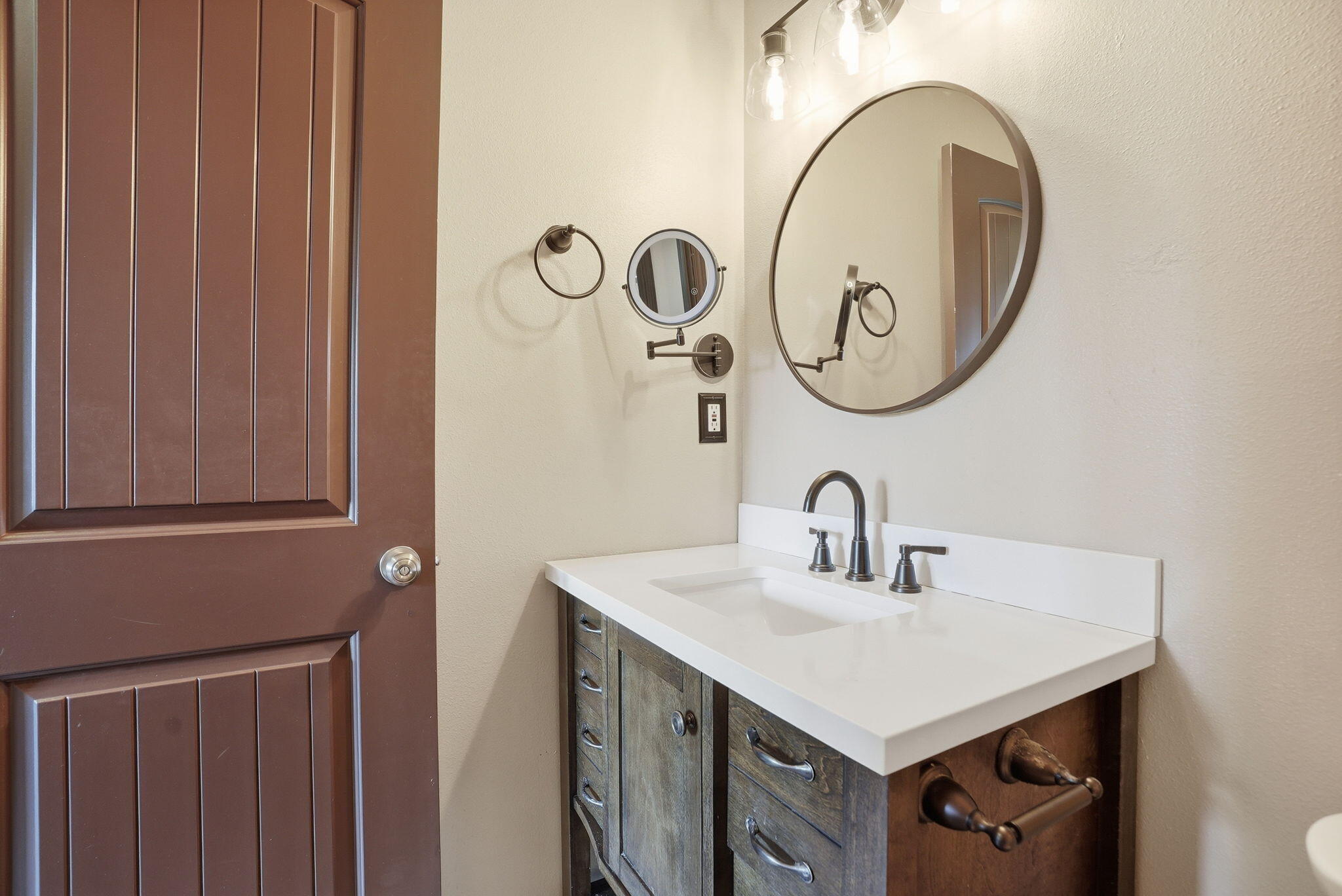 220 North Rope Place Sisters, OR 97759 - Photo 14 of 28 bath_1