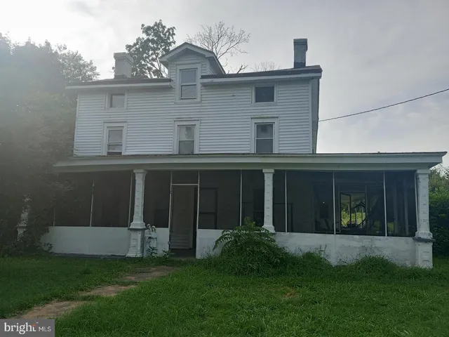 a view of a back yard