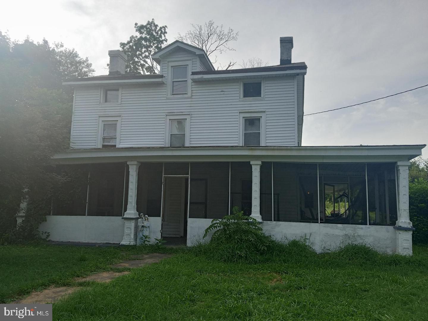 a view of a back yard