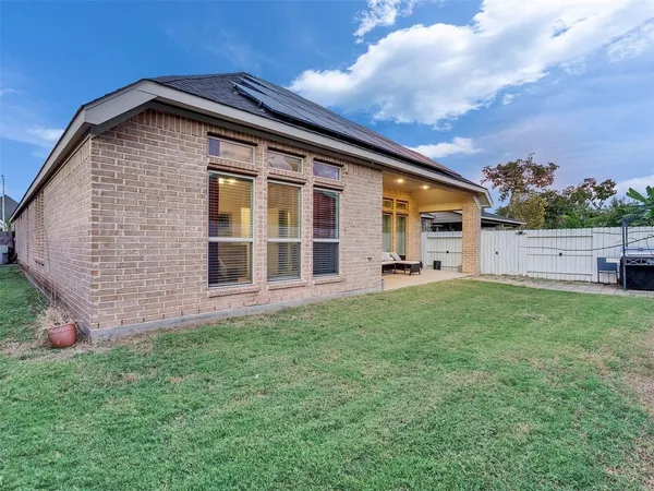 a view of a house with backyard