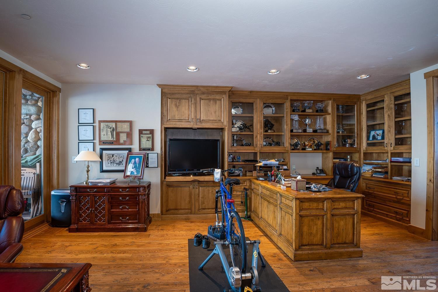 281 Fredricksburg Road Gardnerville, NV 89460 - Photo 14 of 38 a livingroom with workspace and a window