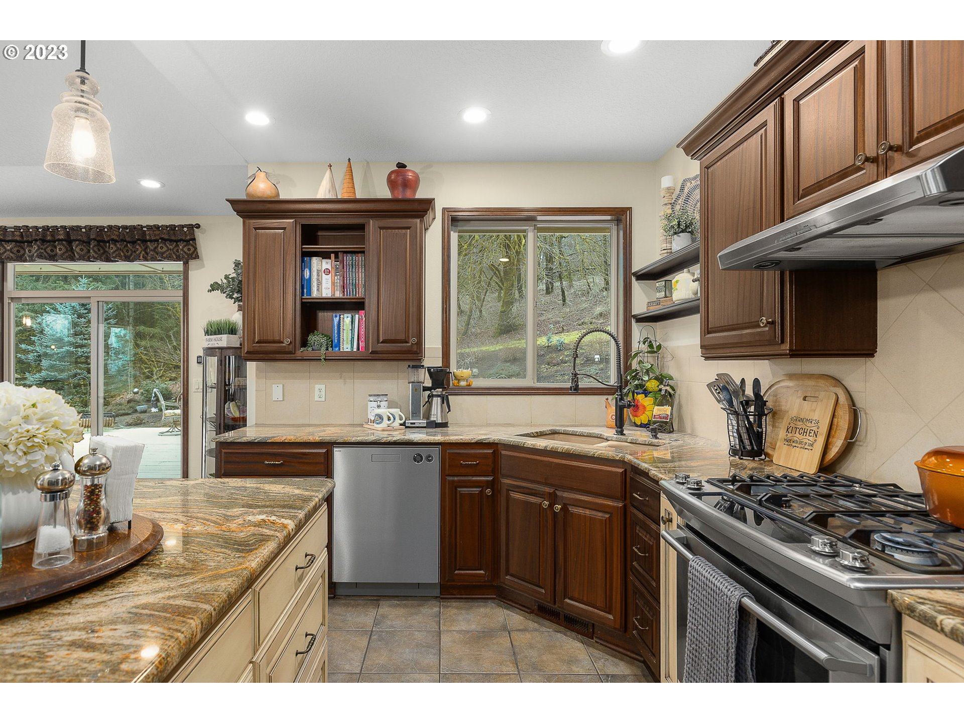 21455 Southwest Ornduff Road Hillsboro, OR 97123 - Photo 10 of 32 Wet Bar