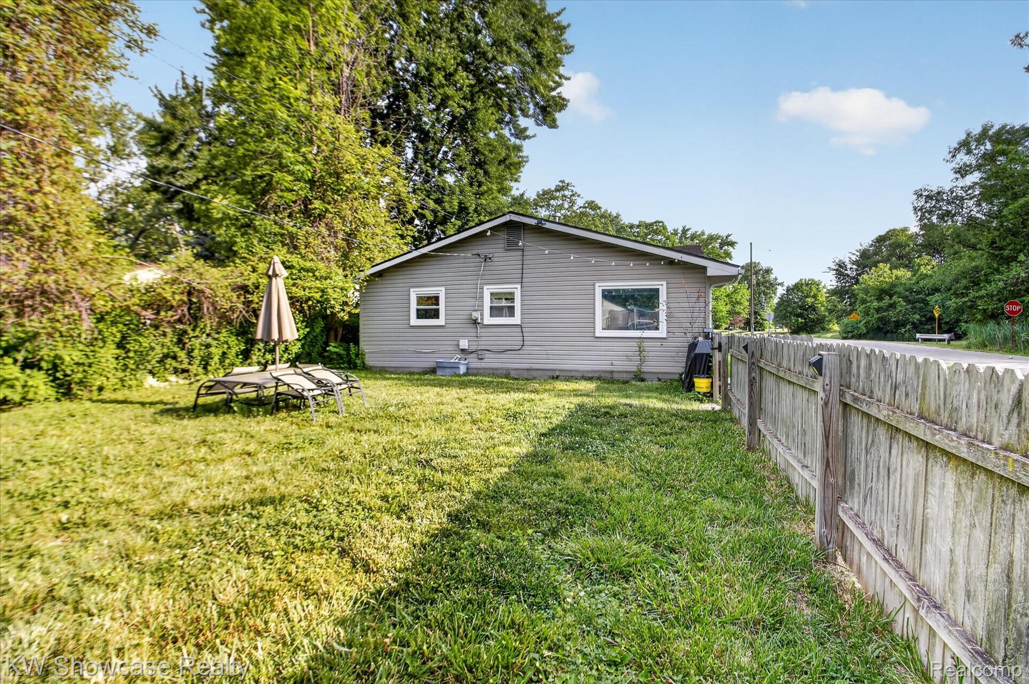 23637 Superior Road Taylor, MI 48180 - Photo 28 of 33 30-23637-Superior Rd-WindowStill.jpg