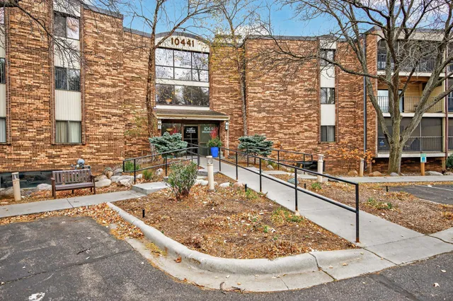 $184,900 | 10441 Greenbrier Road, Unit 222, Minnetonka, MN 55305