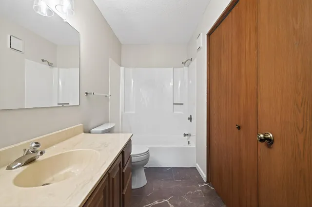 $184,900 | 10441 Greenbrier Road, Unit 222, Minnetonka, MN 55305