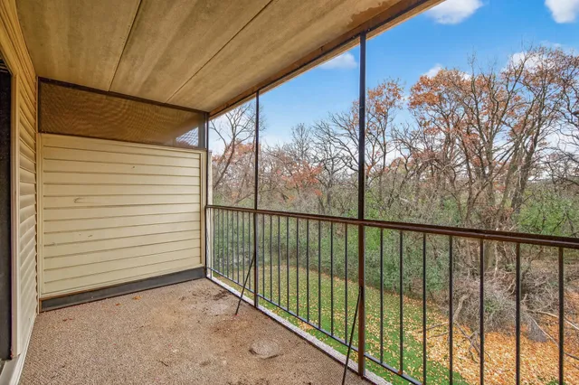 $184,900 | 10441 Greenbrier Road, Unit 222, Minnetonka, MN 55305