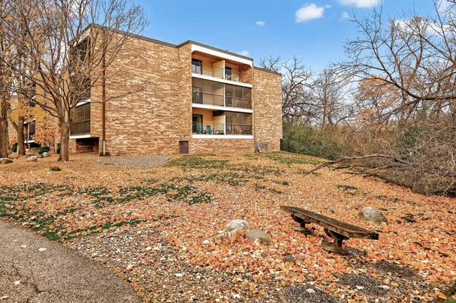 $184,900 | 10441 Greenbrier Road, Unit 222, Minnetonka, MN 55305