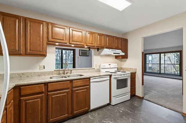 $184,900 | 10441 Greenbrier Road, Unit 222, Minnetonka, MN 55305