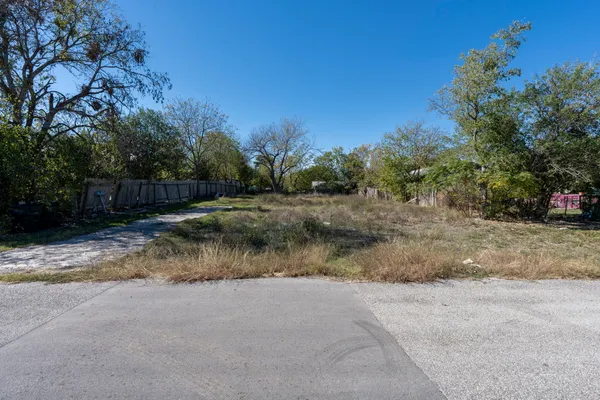 a view of a yard