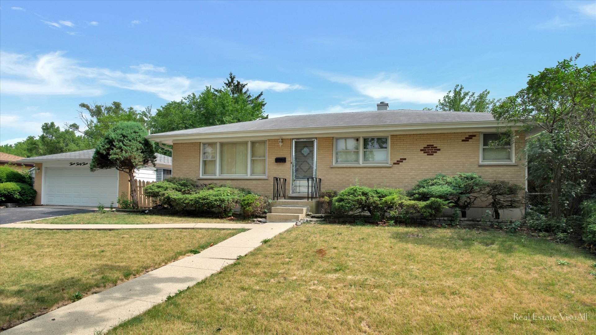 a view of a house with a yard