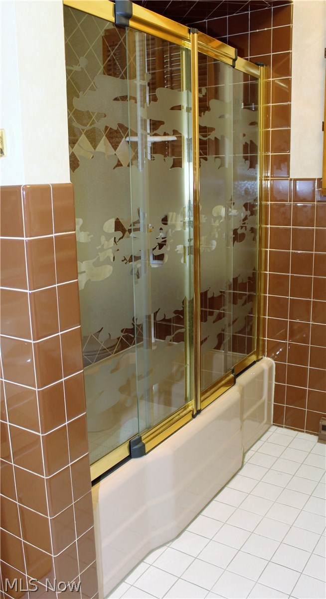 2260 Springfield Center Road Akron, OH 44312 - Photo 16 of 35 Shower with etched glass doors.