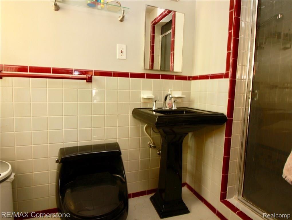 20035 Lichfield Road Detroit, MI 48221 - Photo 20 of 32 lichfield master bathroom.jpg