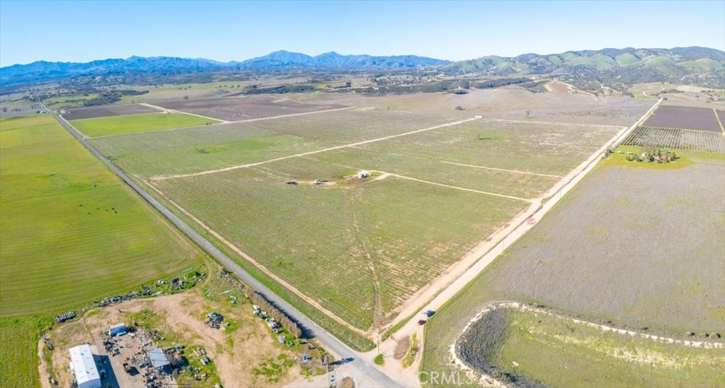 48655 Lockwood-Jolon Road Lockwood, CA 93932 - Photo 18 of 70 a view of a swimming pool and a mountain