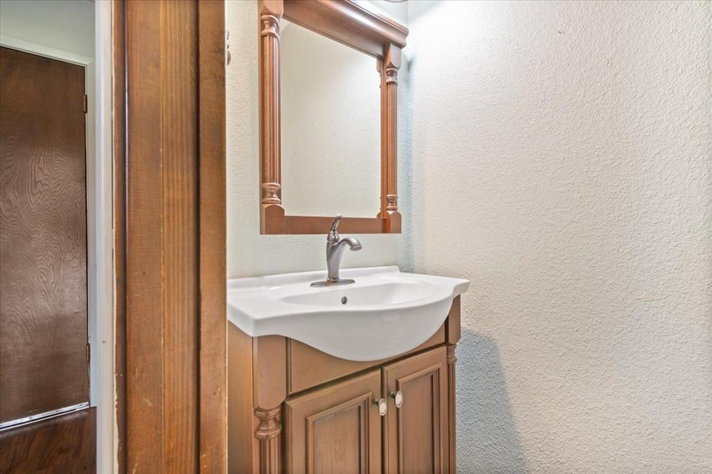 105 Riverside Drive Mineral Wells, TX 76067 - Photo 16 of 40 Half Bath