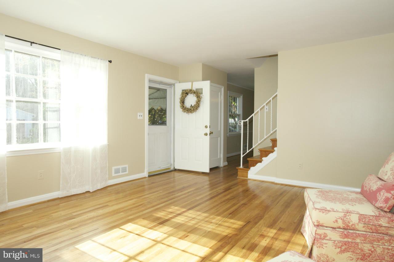 6503 Old Orchard Road Baltimore, MD 21239 - Photo 3 of 26 Living Room