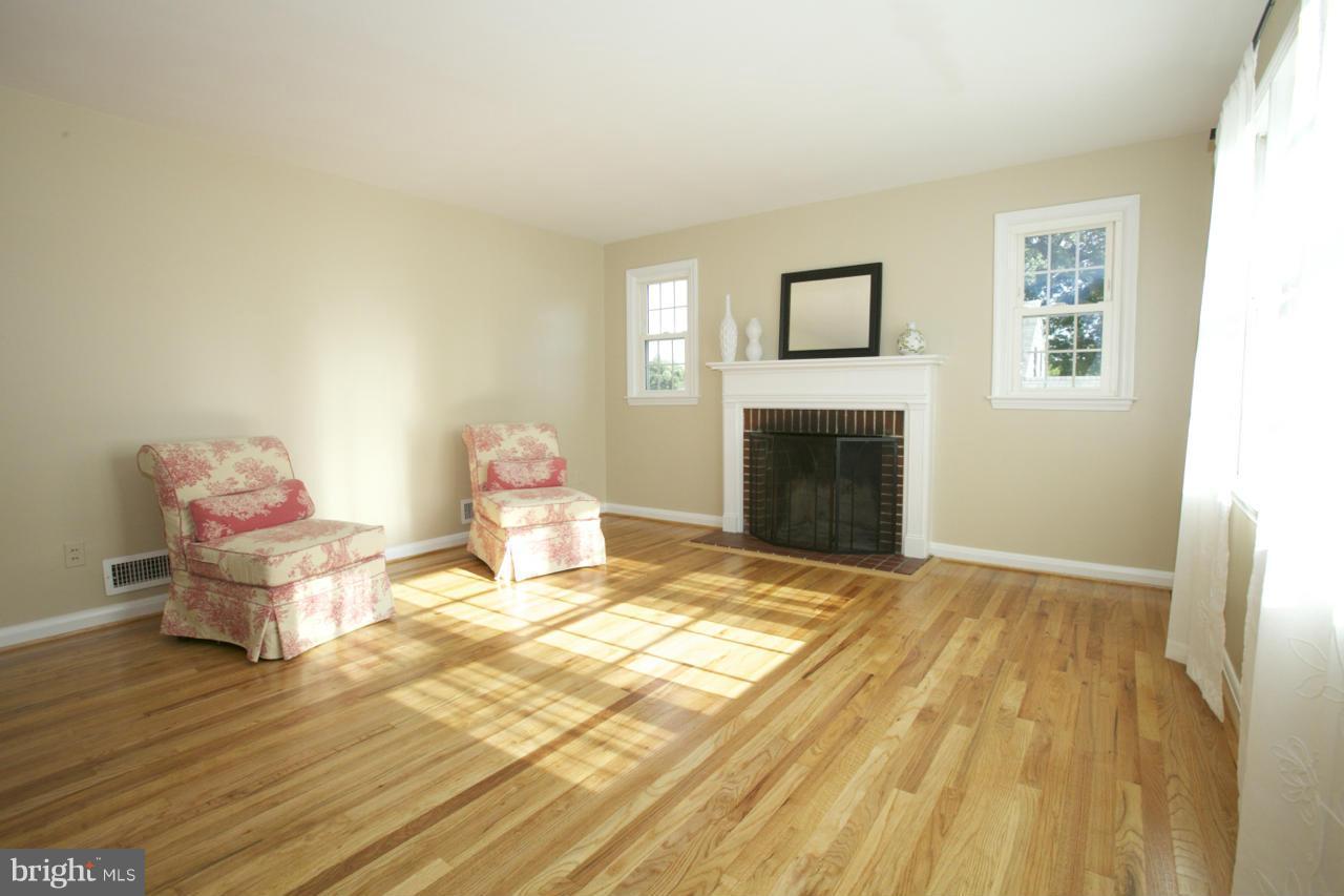6503 Old Orchard Road Baltimore, MD 21239 - Photo 4 of 26 Gleaming Hwd Floors-refinished June 2014!