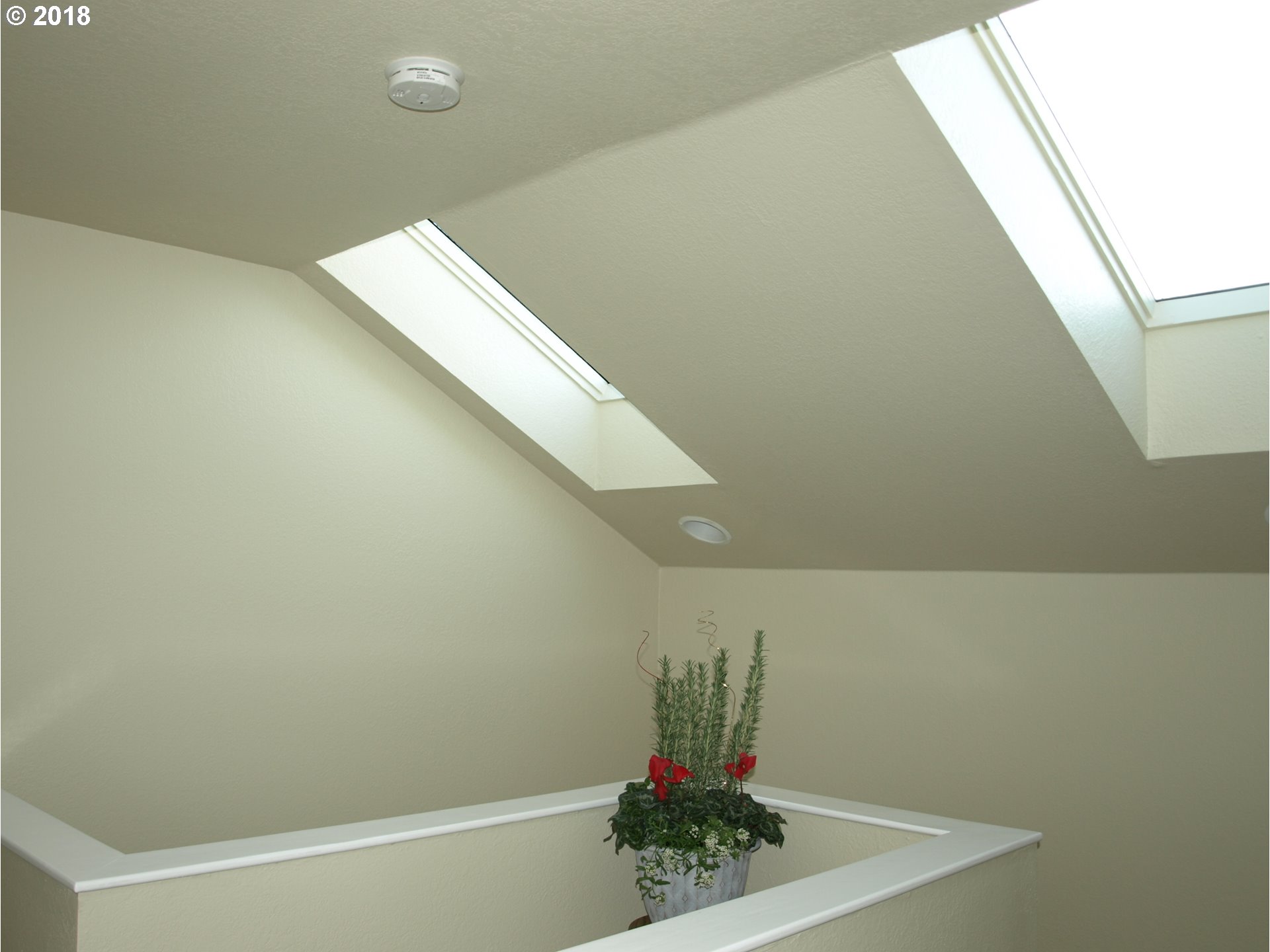 661 West M Street Springfield, OR 97477 - Photo 8 of 13 a bathroom with a shower