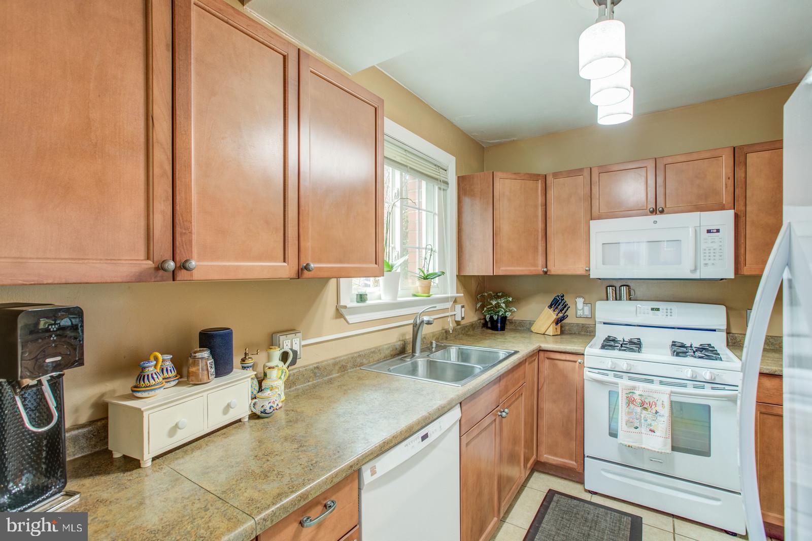 3630 Gunston Road Alexandria, VA 22302 - Photo 7 of 53 Light and bright kitchen w/ updates