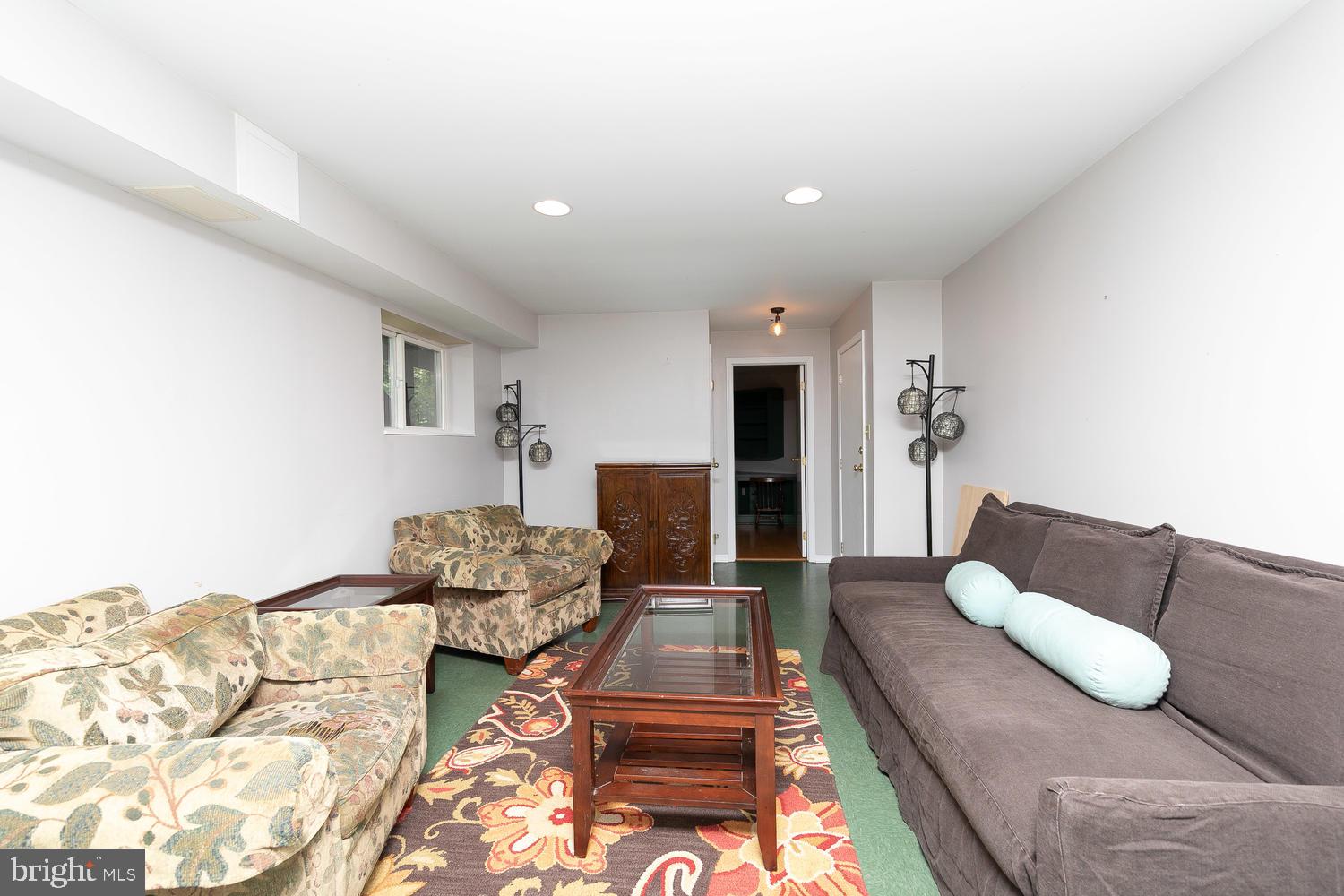 2992 Sycamore Road Huntingdon Valley, PA 19006 - Photo 19 of 26 Apartment Living Room