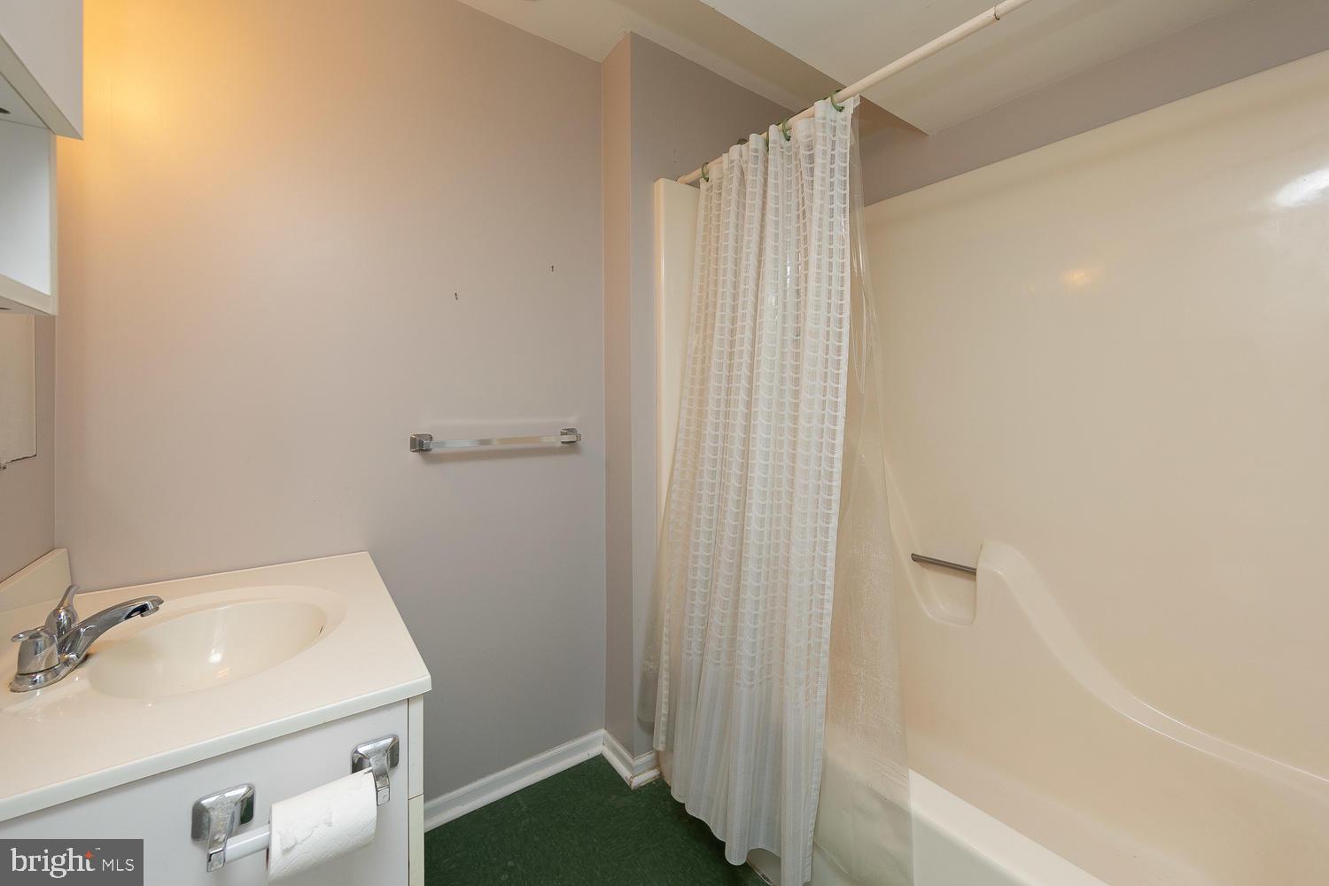 2992 Sycamore Road Huntingdon Valley, PA 19006 - Photo 24 of 26 Apartment Bathroom