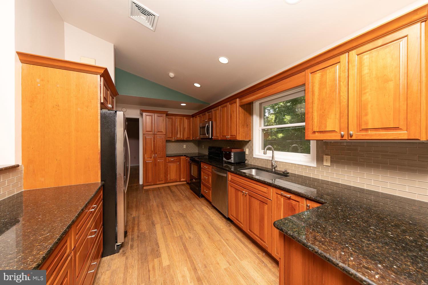 2992 Sycamore Road Huntingdon Valley, PA 19006 - Photo 7 of 26 Kitchen