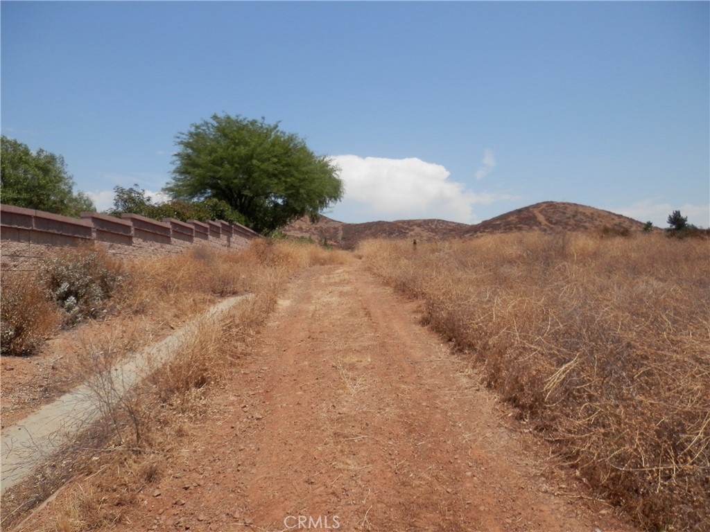 A Hemlock Street Wildomar, CA 92584 - Photo 2 of 15 a view of a dry yard
