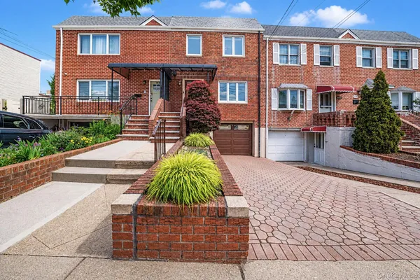 $900,000 | 64-10 71st Street | Middle Village