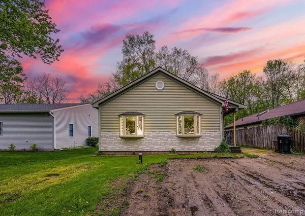 $1,700 | 2890 Central Boulevard, Milford, MI 48380