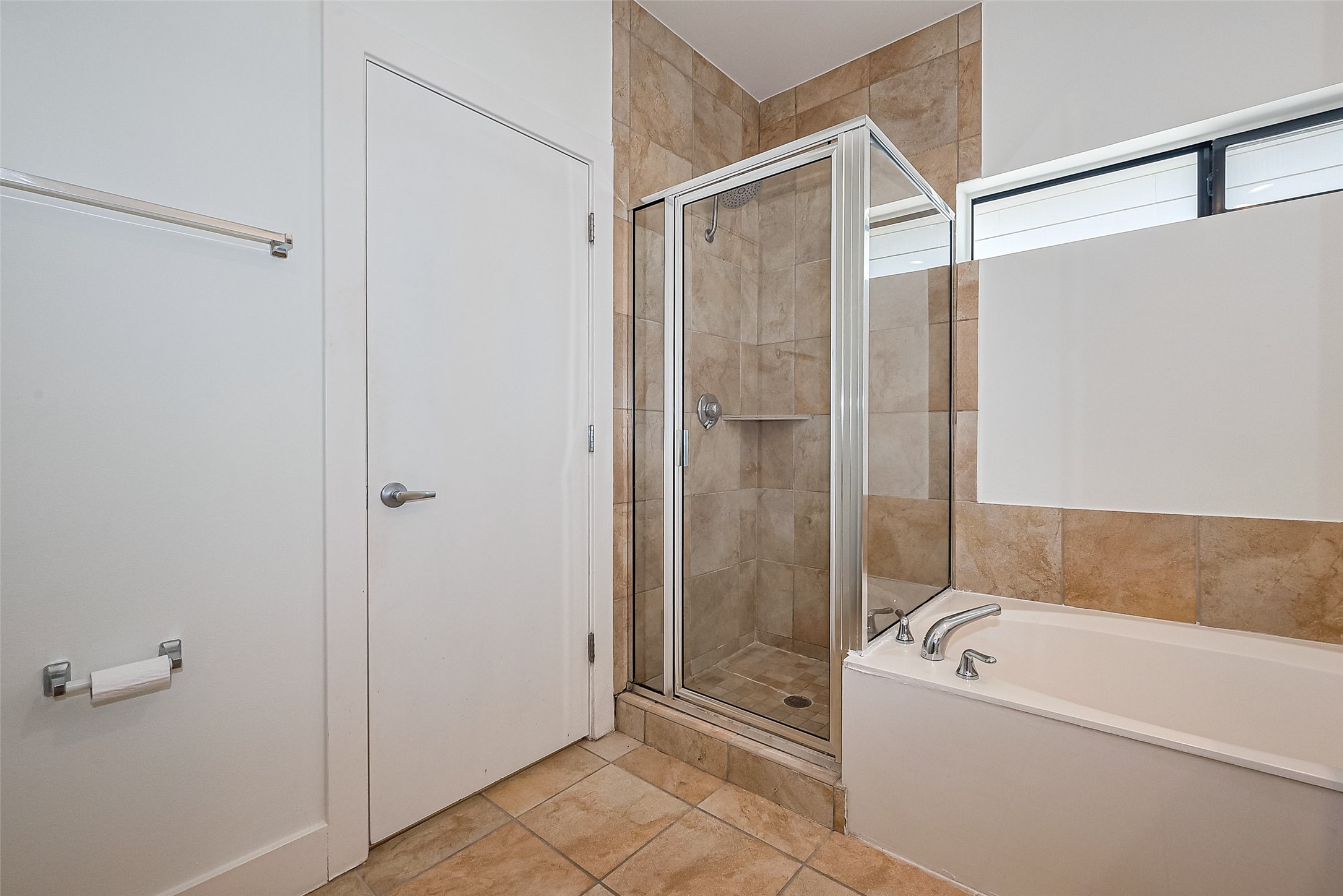 4331 Eigel Street Houston, TX 77007 - Photo 29 of 38 a bathroom with a bathtub and a shower