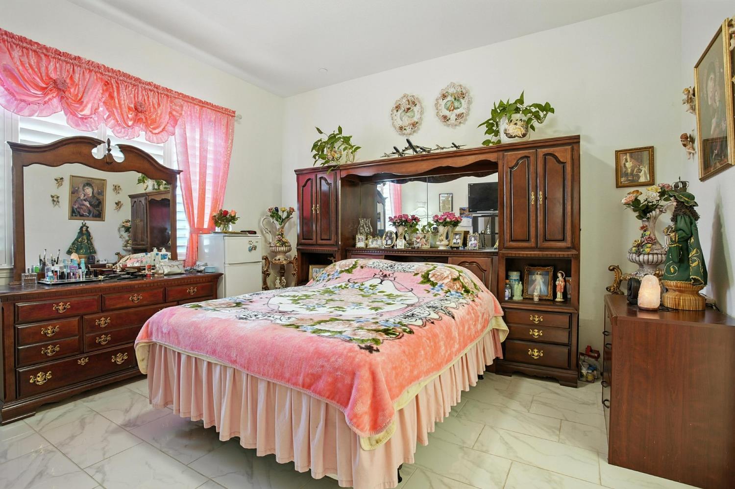 3742 Haymaker Way Sacramento, CA 95835 - Photo 21 of 39 a bed room with a bed and a large kitchen