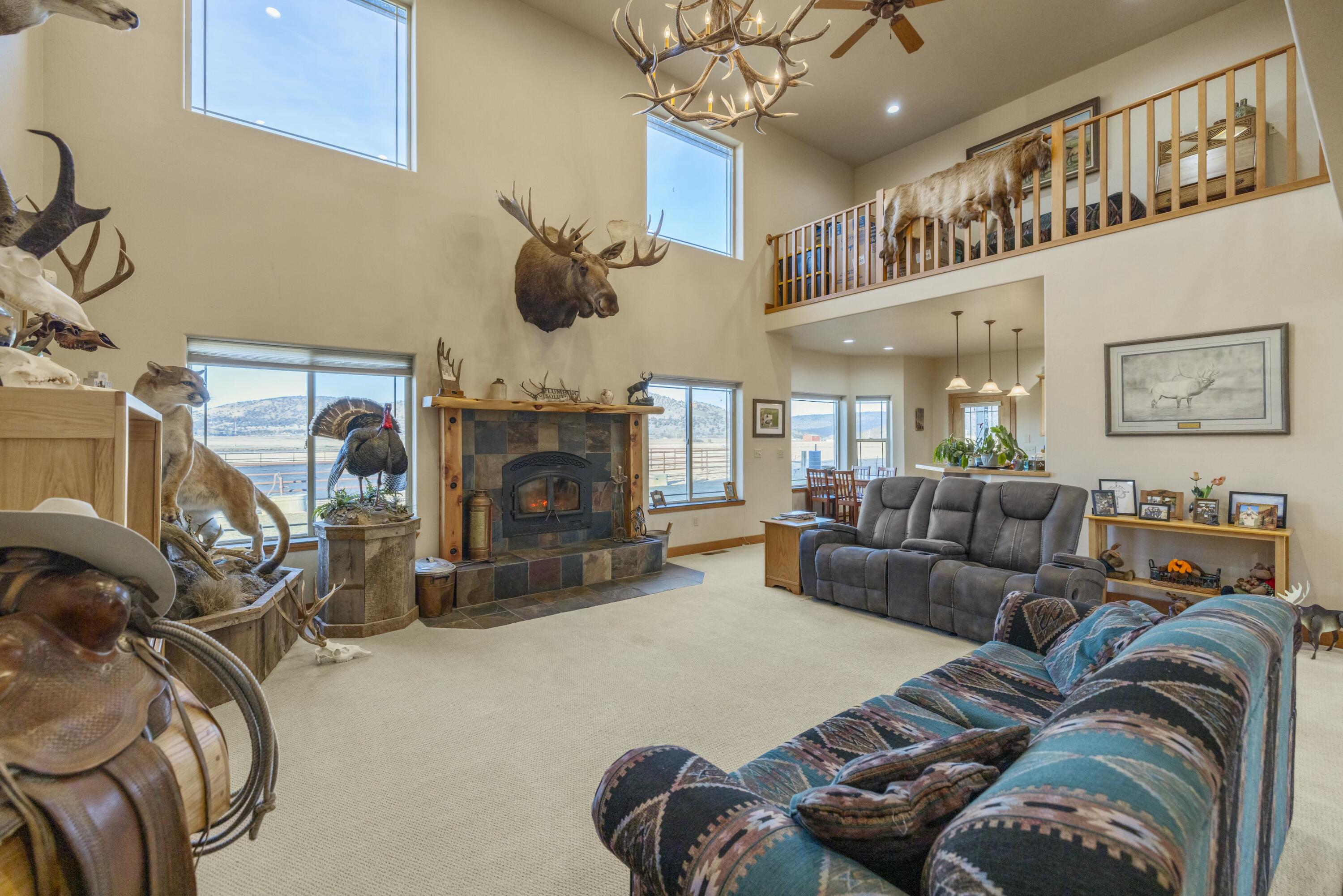 11251 Crystal Springs Road Klamath Falls, OR 97603 - Photo 5 of 64 living room