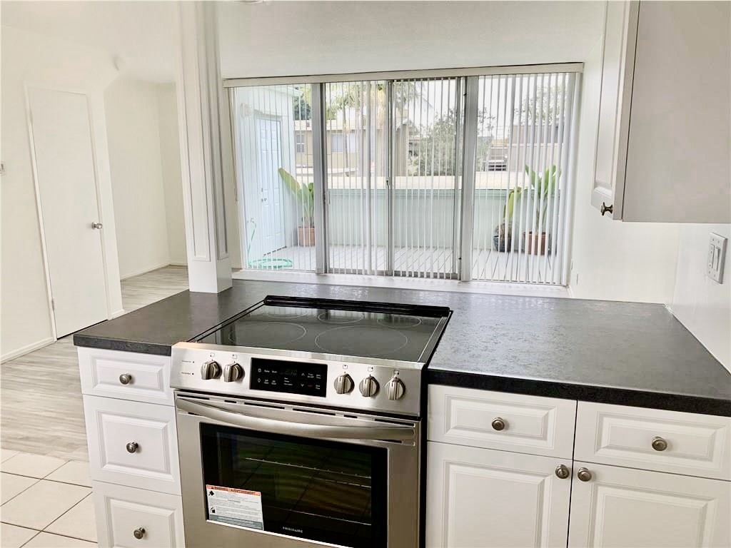 462 Seaward Road Corona del Mar, CA 92625 - Photo 4 of 25 KITCHEN