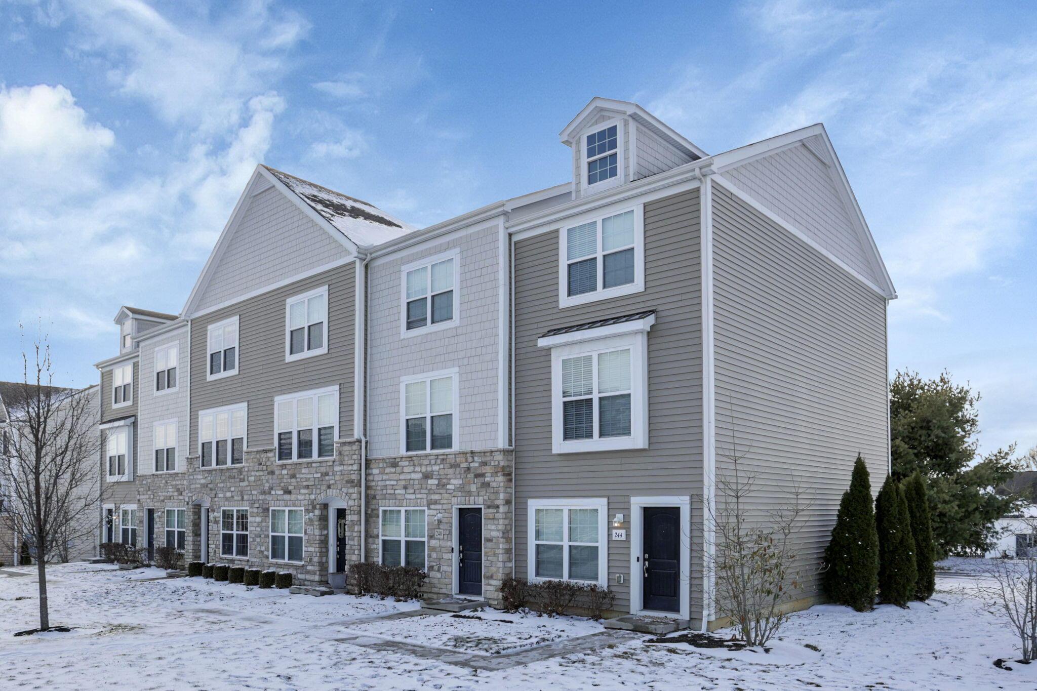 232 Autumn Ridge Circle Pickerington, OH 43147 - Photo 4 of 47 Side View of Condo