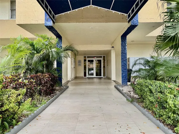 $1,750 | 4550 Northwest 9th Street, Unit 617E, Miami, FL 33126