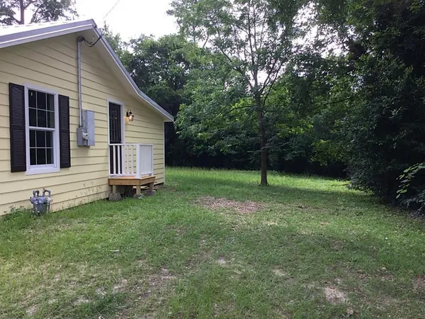 a view of a house with a backyard