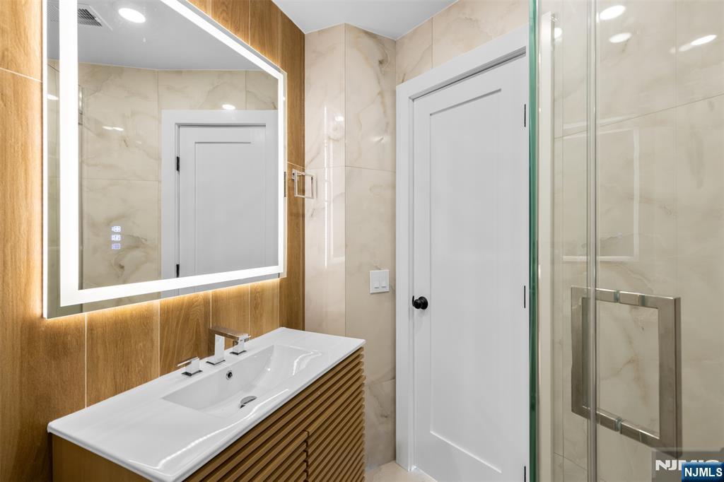 7 Sterling Place, Unit 2 Edgewater, NJ 07020 - Photo 24 of 34