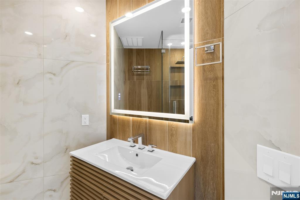 7 Sterling Place, Unit 2 Edgewater, NJ 07020 - Photo 30 of 34