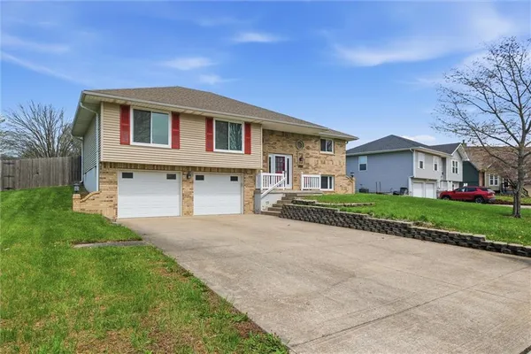 $325,000 | 1305 Sam Den Circle, Cameron, MO 64429