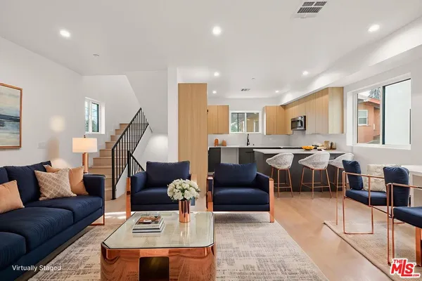 $4,542 | 913 North Hobart Boulevard, Los Angeles, CA 90029