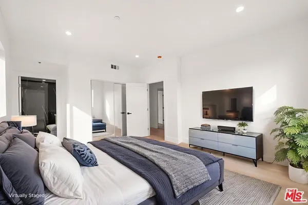 $4,542 | 913 North Hobart Boulevard, Los Angeles, CA 90029